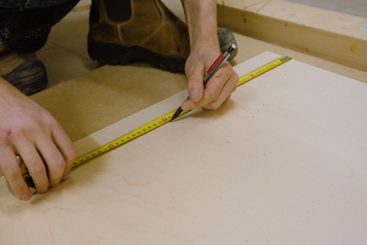 Sådan sætter du selv tapet op – en praktisk guide til gør-det-selv-manden